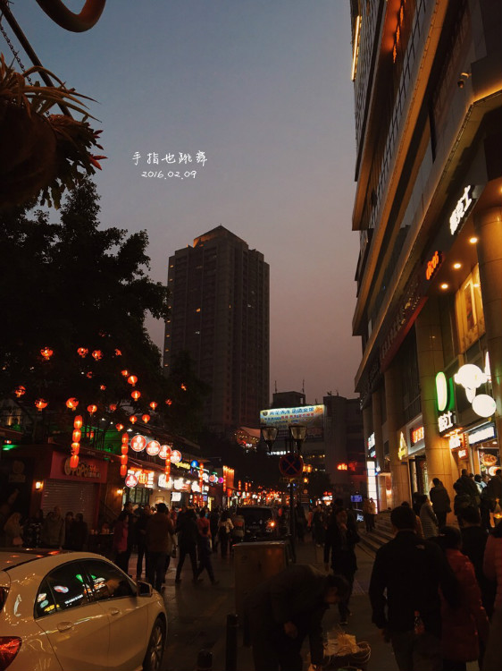 酒店订在解放碑旁边的八一路好吃街,就冲着这里繁华方便,老城区的老